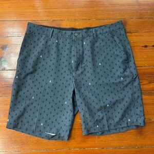 Greg Norman Shark Tooth Athletic Golf Shorts ~ Size 38 💚🍄
